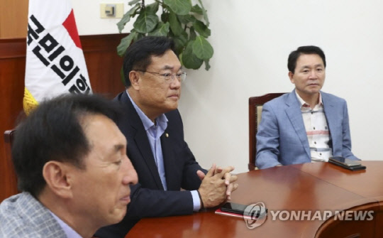 정진석 국민의힘 비상대책위원장이 12일 오후 국회에서 열린 비공개 주요 당직자 회의에 앞서 참석자들과 대화하고 있다. <국회사진기자단, 연합뉴스>